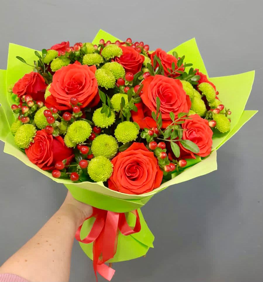 Букет цветов из: Хризантемы и Розы в Равнинном