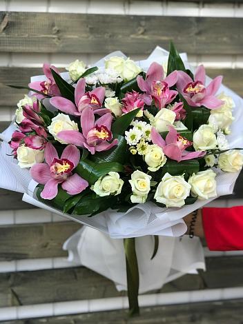 Букет цветов из: Розы и Хризантемы в Равнинном