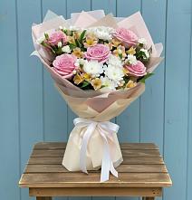 Букет цветов из:  Гвоздики, Орхидеи и Розы в Равнинном