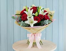 Букет цветов из:  Лилии и Розы в Равнинном