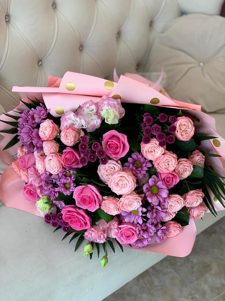 Букет цветов из: Хризантемы, Розы и Лизиантусы в Равнинном