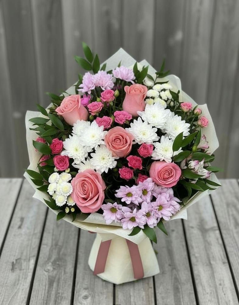 Букет цветов из: Альстромерии, Гвоздики, Розы и Хризантемы в Равнинном