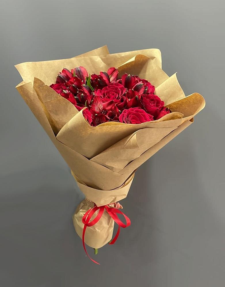 Букет цветов из: Альстромерии и Розы в Равнинном