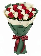 Букет Микс из красных и белых роз в Равнинном
