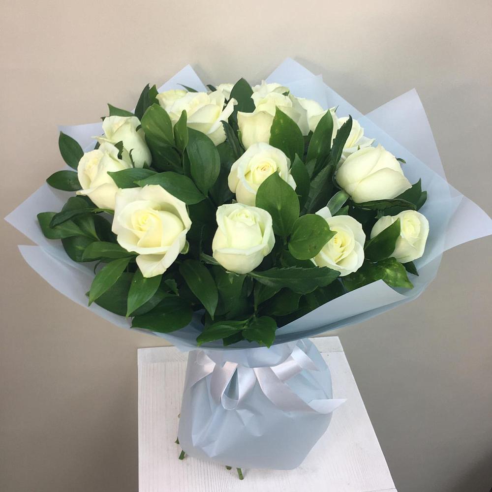 Букет 15 Белых роз Проуд в Равнинном