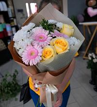 Букет цветов из:  Герберы, Розы и Хризантемы в Равнинном
