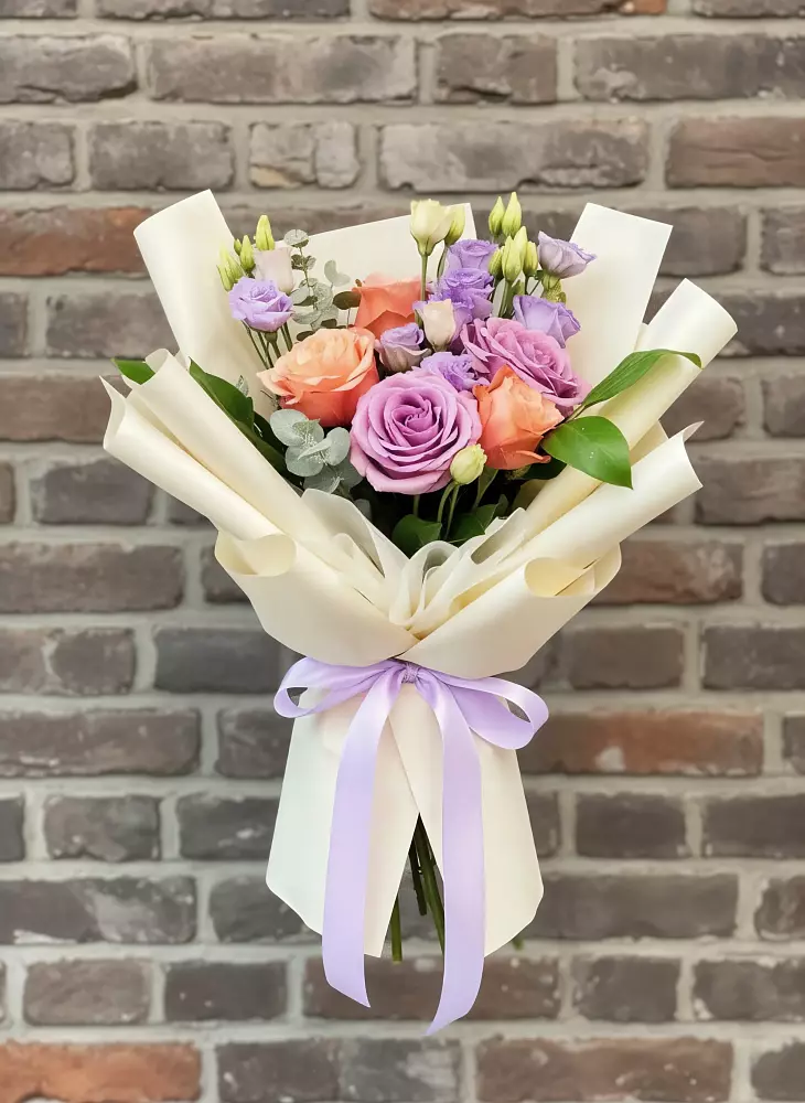 Букет цветов из: Лизиантусы и Розы в Равнинном