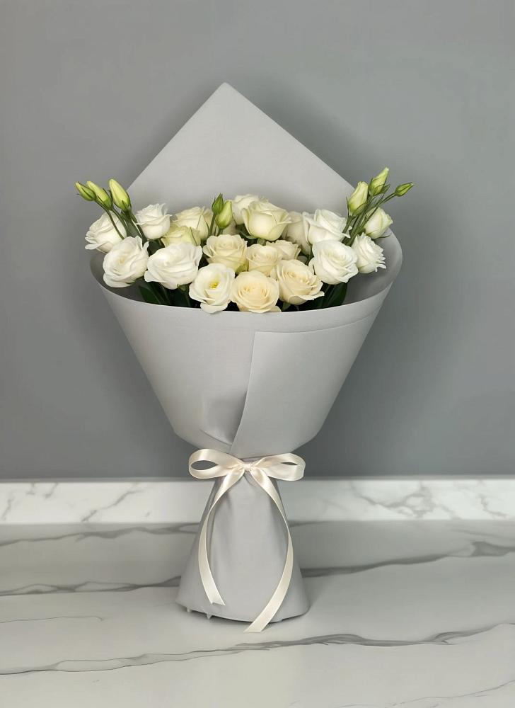 Букет цветов из: Розы и Лизиантусы в Равнинном