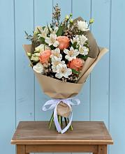 Букет цветов из:  Альстромерии, Лизиантусы, Розы и Хризантемы в Равнинном