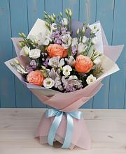 Букет цветов из:  Лизиантусы, Розы, Альстромерии и Гипсофила в Равнинном