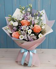 Букет цветов из:  Лизиантусы, Розы, Альстромерии и Гипсофила в Равнинном