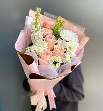 Букет цветов из:  Хризантемы и Розы в Равнинном