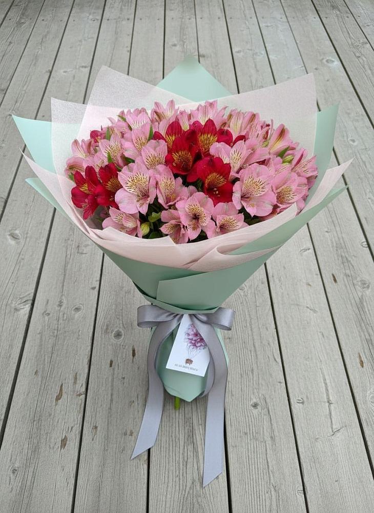 Букет цветов из: Альстромерии в Равнинном