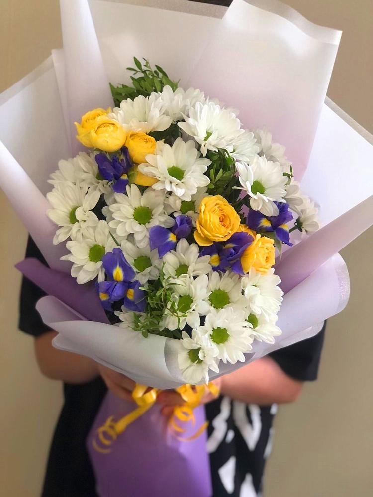 Букет цветов из: Ирисы, Хризантемы и Розы в Равнинном