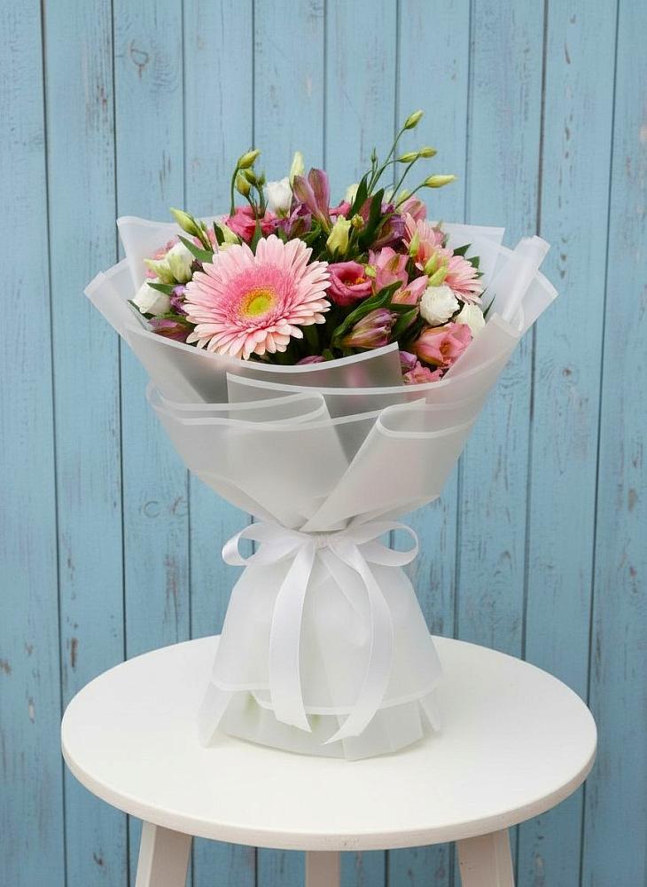 Букет цветов из: Герберы, Альстромерии и Лизиантусы в Равнинном