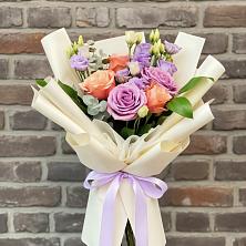 Букет цветов из:  Лизиантусы и Розы в Равнинном