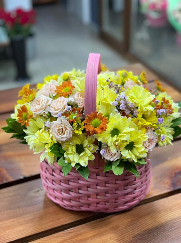 Цветочная композиция из Хризантемы и Розы в корзине в Равнинном