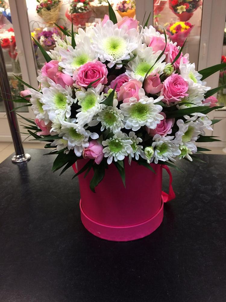 Цветочная композиция из Розы и Хризантемы в шляпной коробке в Равнинном