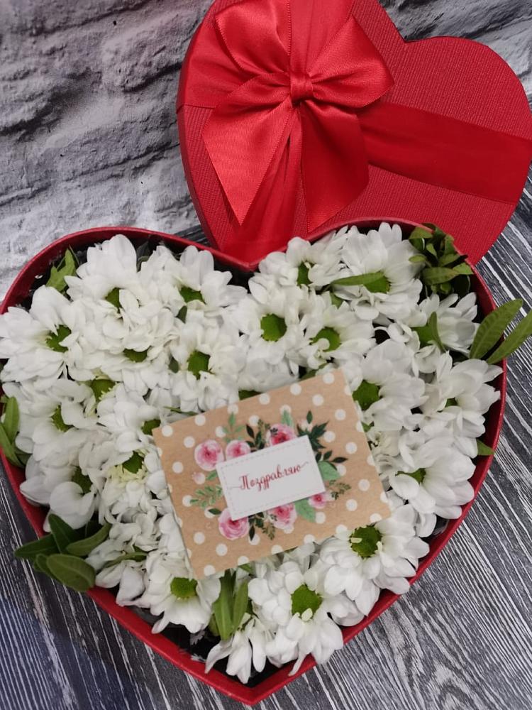 Цветочная композиция из Хризантемы в виде сердца в Равнинном