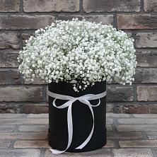 Цветочная композиция из Гипсофила в шляпной коробке в Равнинном