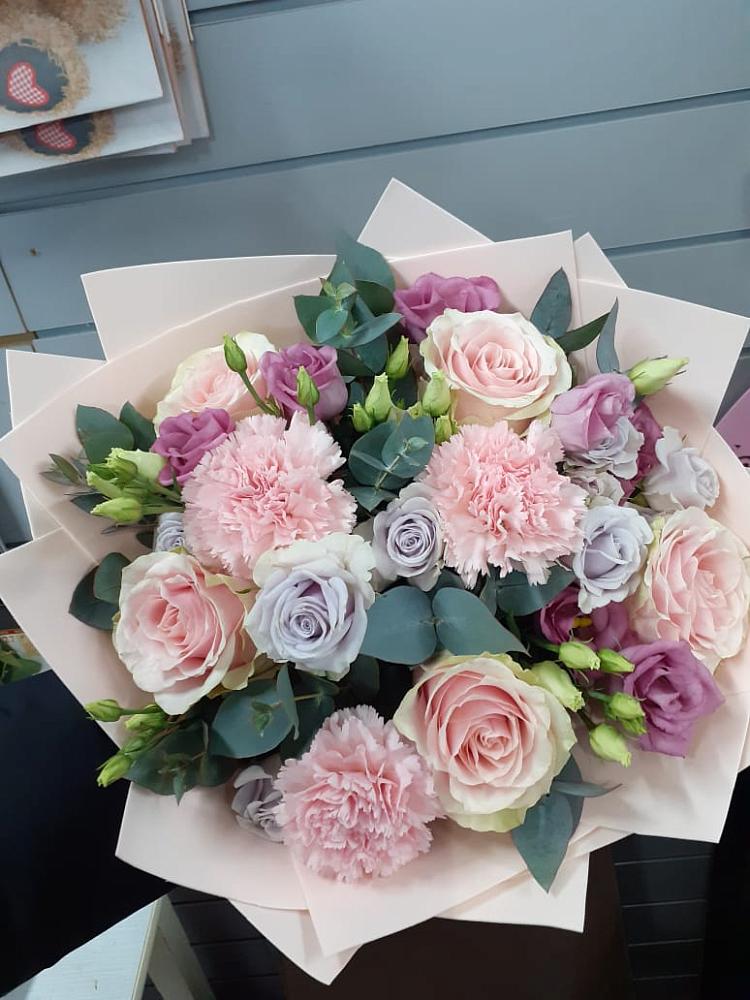 Букет цветов из: Розы, Гвоздики и Лизиантусы в Равнинном