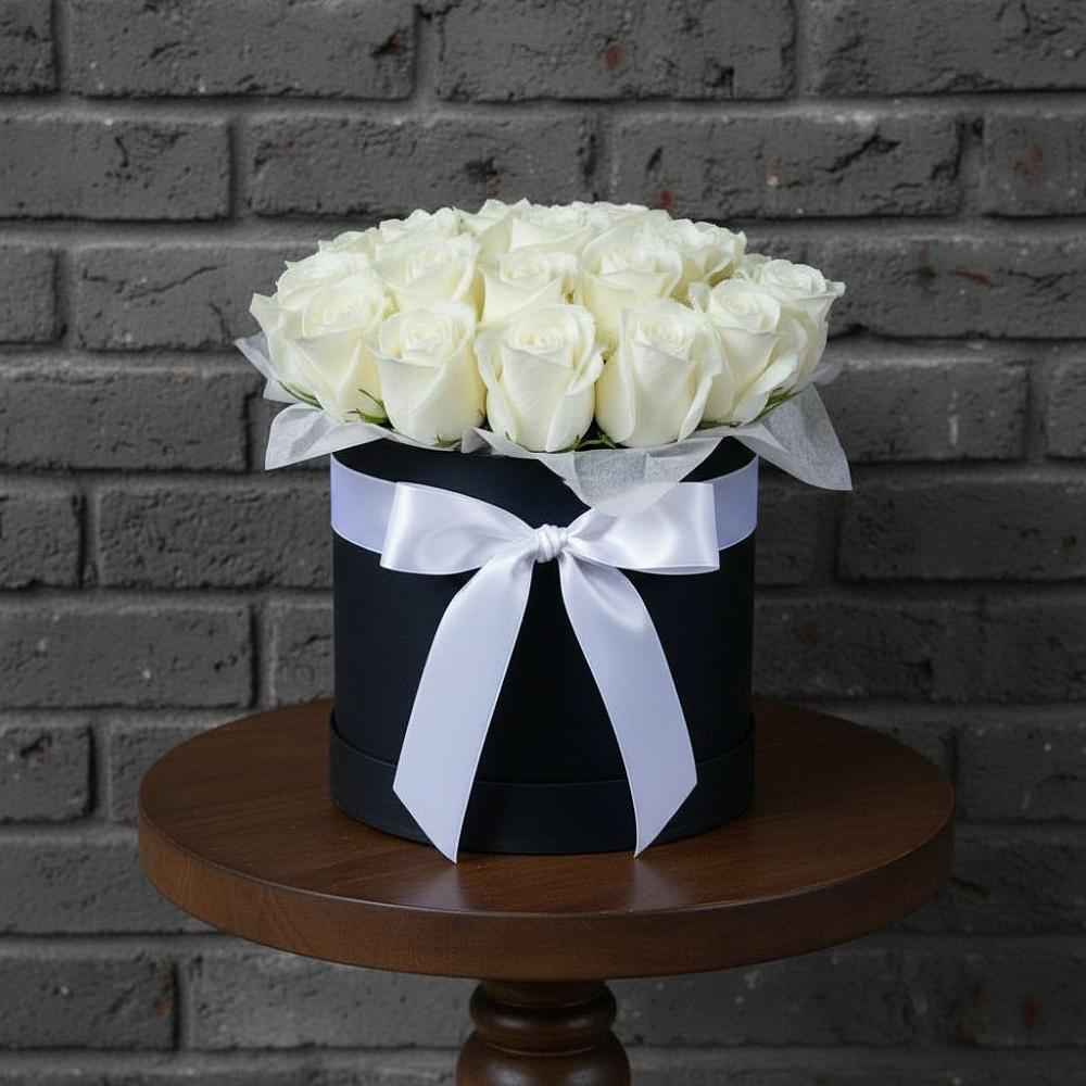 Цветочная композиция из Розы в шляпной коробке в Равнинном