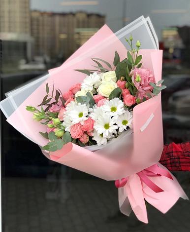 Букет цветов из: Розы, Лизиантусы и Хризантемы в Равнинном