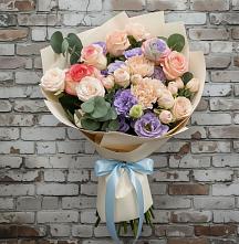 Букет цветов из:  Розы, Лизиантусы и Гвоздики в Равнинном