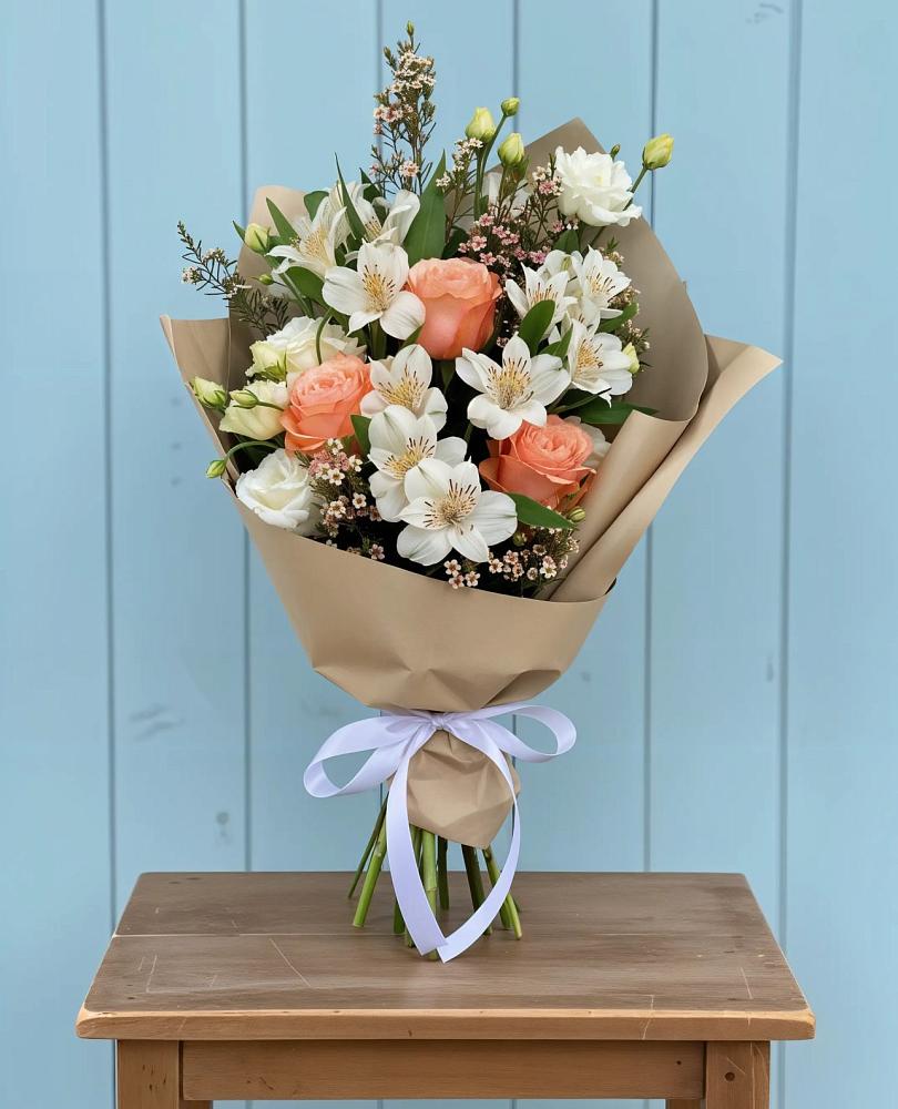 Букет цветов из: Альстромерии, Лизиантусы, Розы и Хризантемы в Равнинном