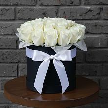 Цветочная композиция из Розы в шляпной коробке в Равнинном