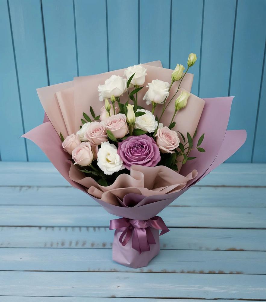 Букет цветов из: Розы и Лизиантусы в Равнинном